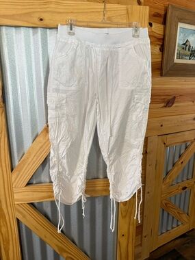 Audrey Lane pull on women’s Cotton Capri pants. Size Large (runs a tad small).